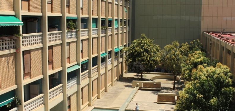 Foto de la fachada y del patio interior del edificio de Centre Gestalt Valencia.